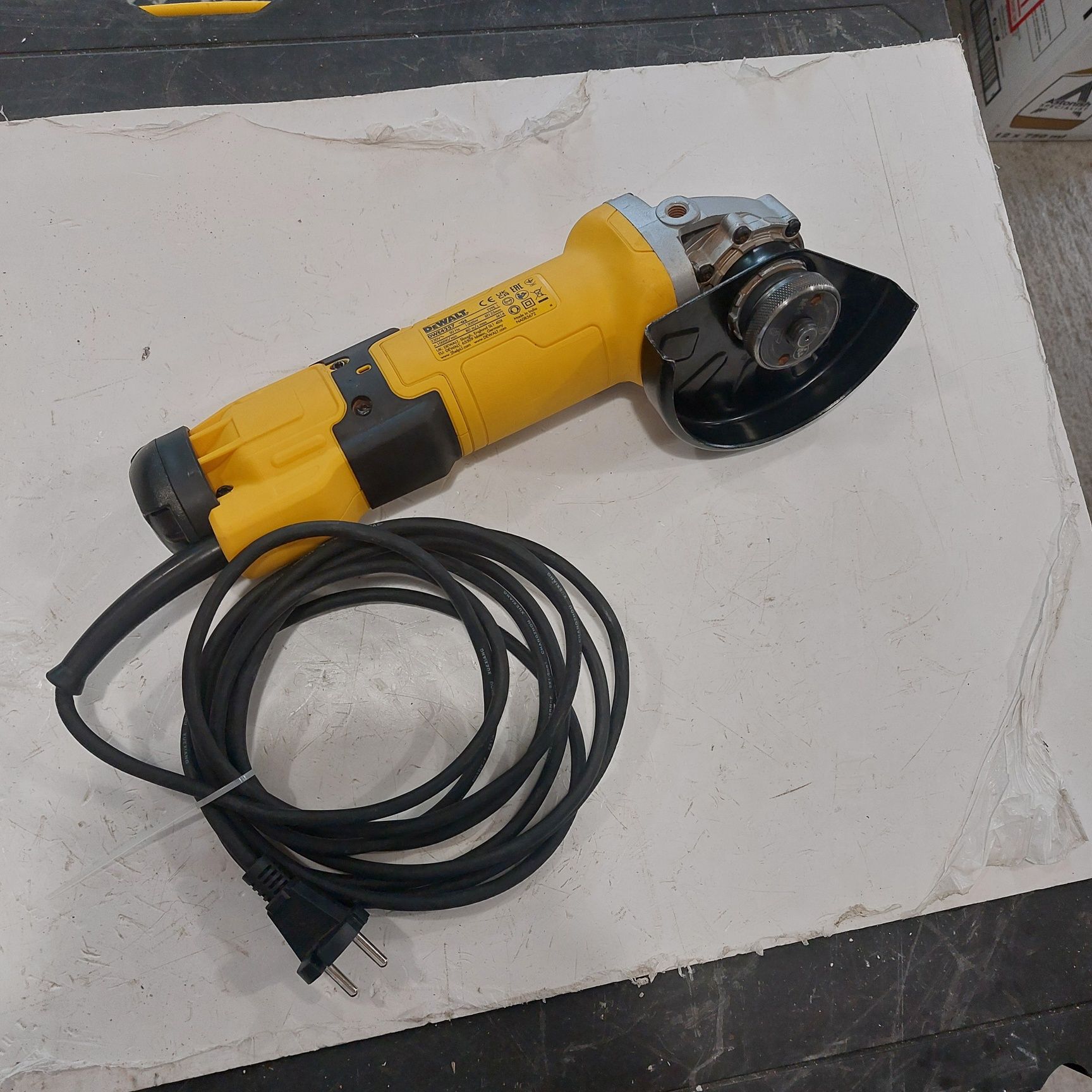 Електрически ъглошлайф Девалт с обороти Dewalt DWE4257