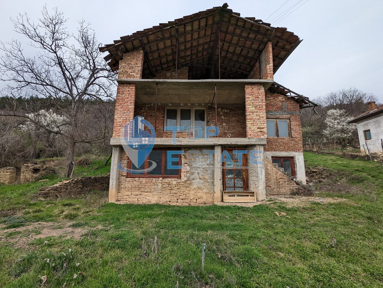 Двуетажна тухлена къща в село Вишовград
