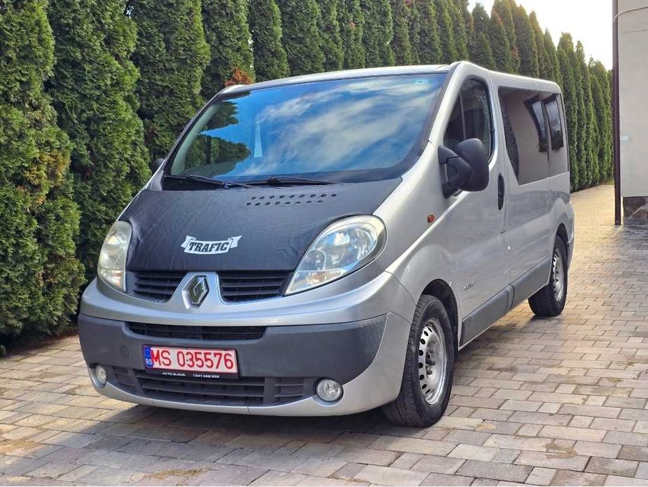 Renault Trafic 2.5 dCi 9 locuri