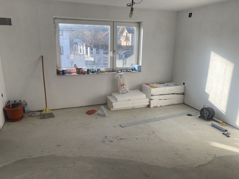Proprietar casa cu etaj Pe langa Pensiunea Loredana Hemeiusi