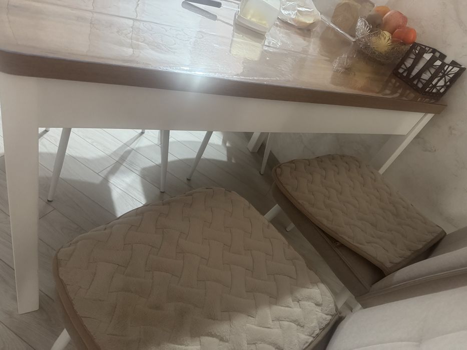 Продаю стол со стульями