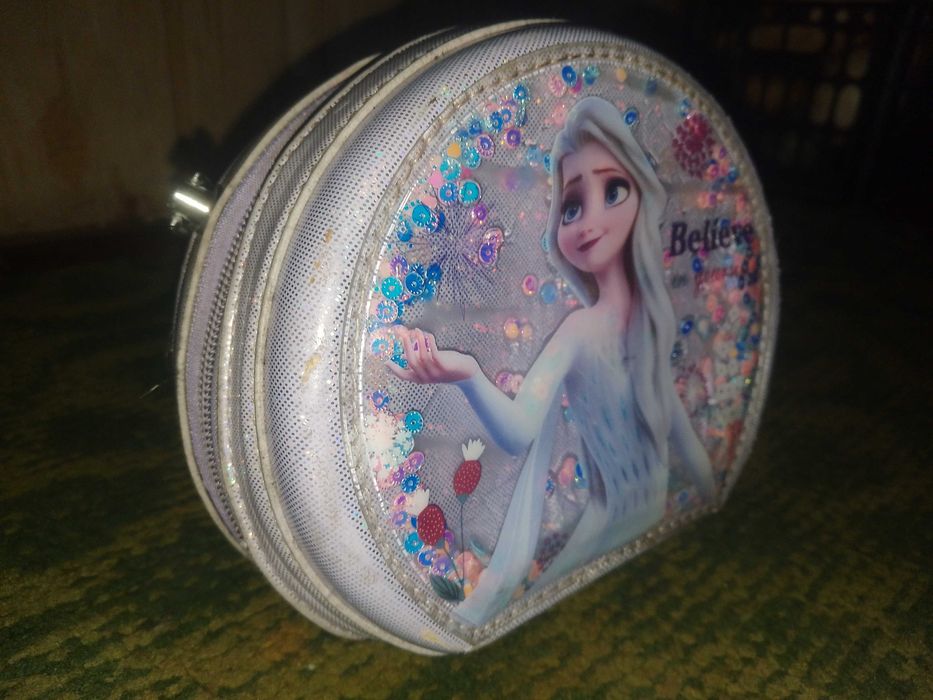 ПРОДАМ СУМКУ ДЕТСКУЮ с принтом куклы! Для девочки. Клатч/барсетка. Б/у