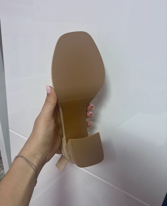 Елегантни сандали на ток