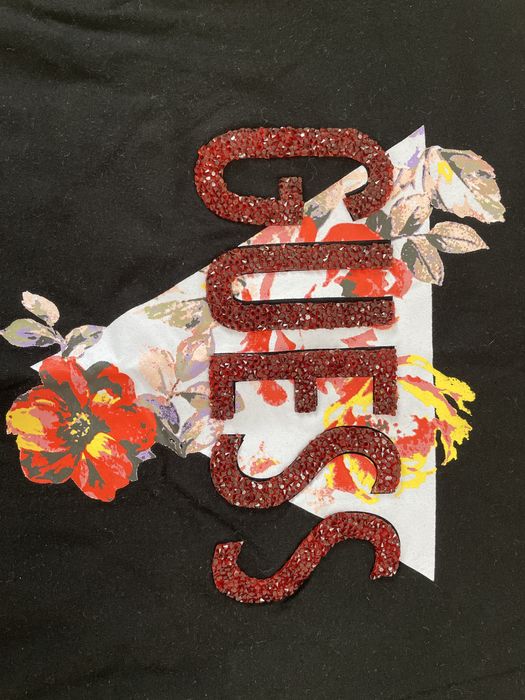 Черна  тениска Guess с цветен принт и надпис с червени камъчета