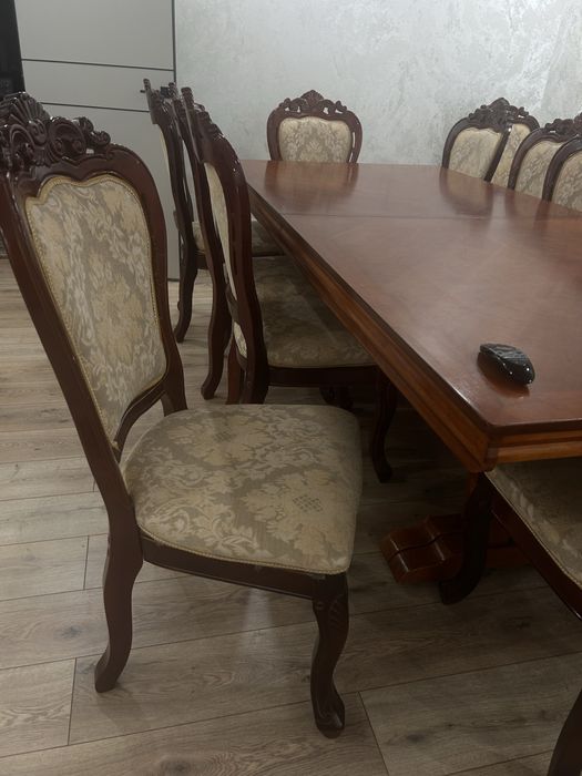 Стол и стулья для гостиной