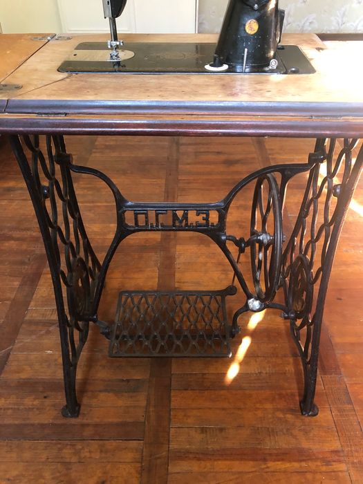 Швейная машинка с тумбой