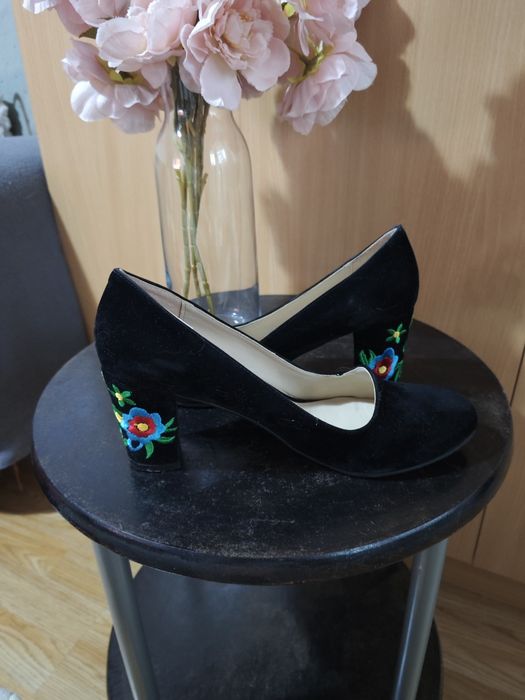 Pantofi cu toc brodat