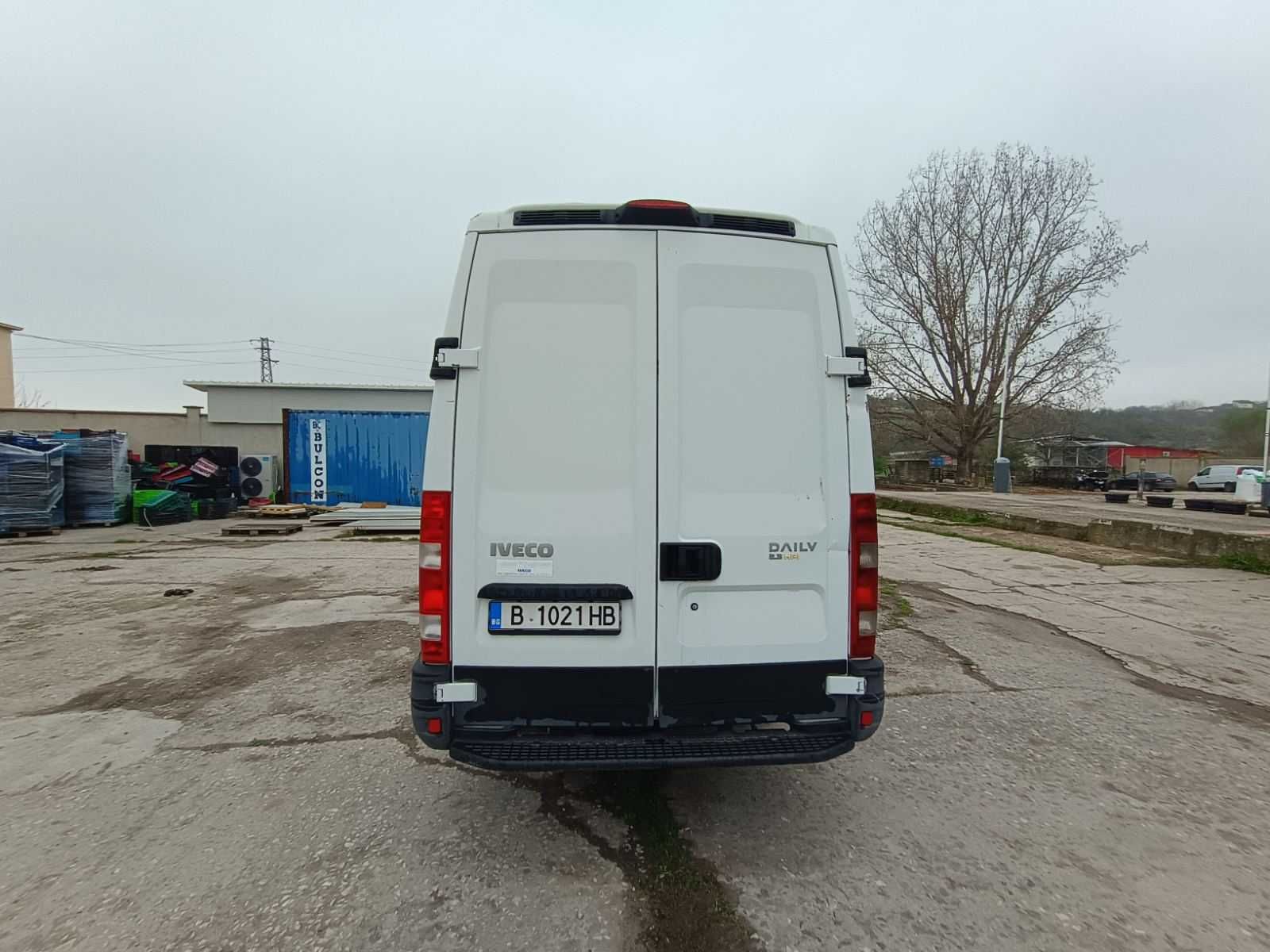 Пътнически бус Iveco 35S12 – отличен за превоз