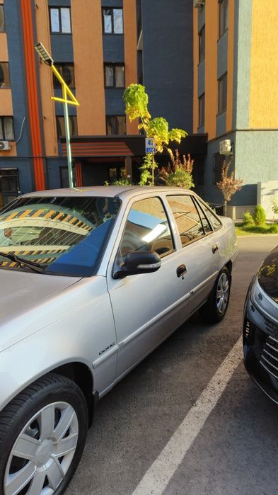 Машина Нексия 2 сотилади.