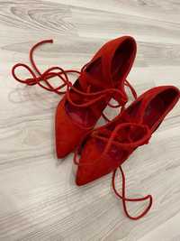 Pantofi stiletto cu șiret