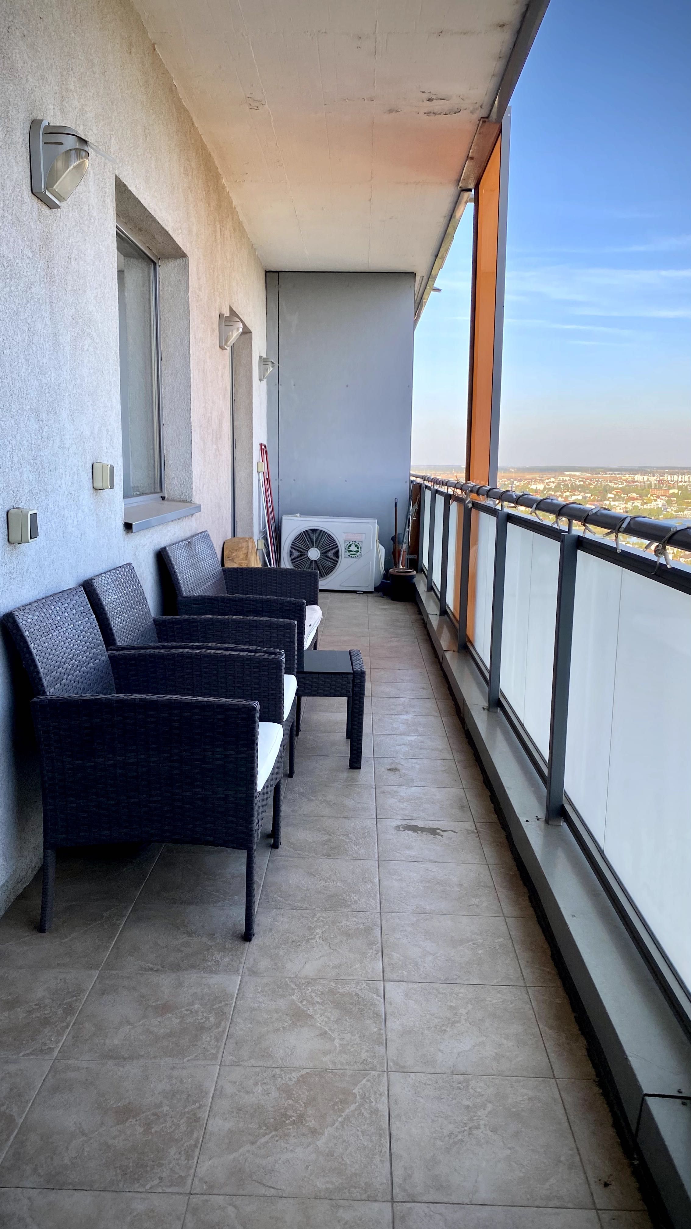 Închiriez apartament cu 3 camere / etajul 20