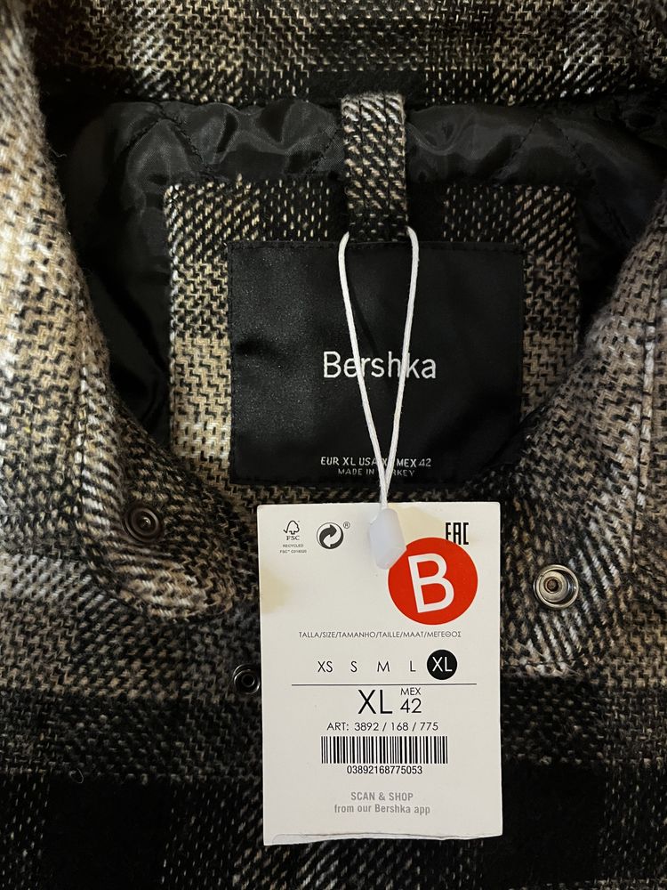 Geacă Bershka, noua cu eticheta