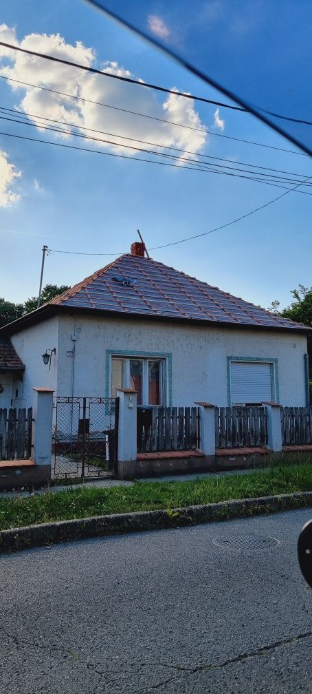 Executăm acoperișuri dela a la z
 Mici sau marii  reparații de urgență