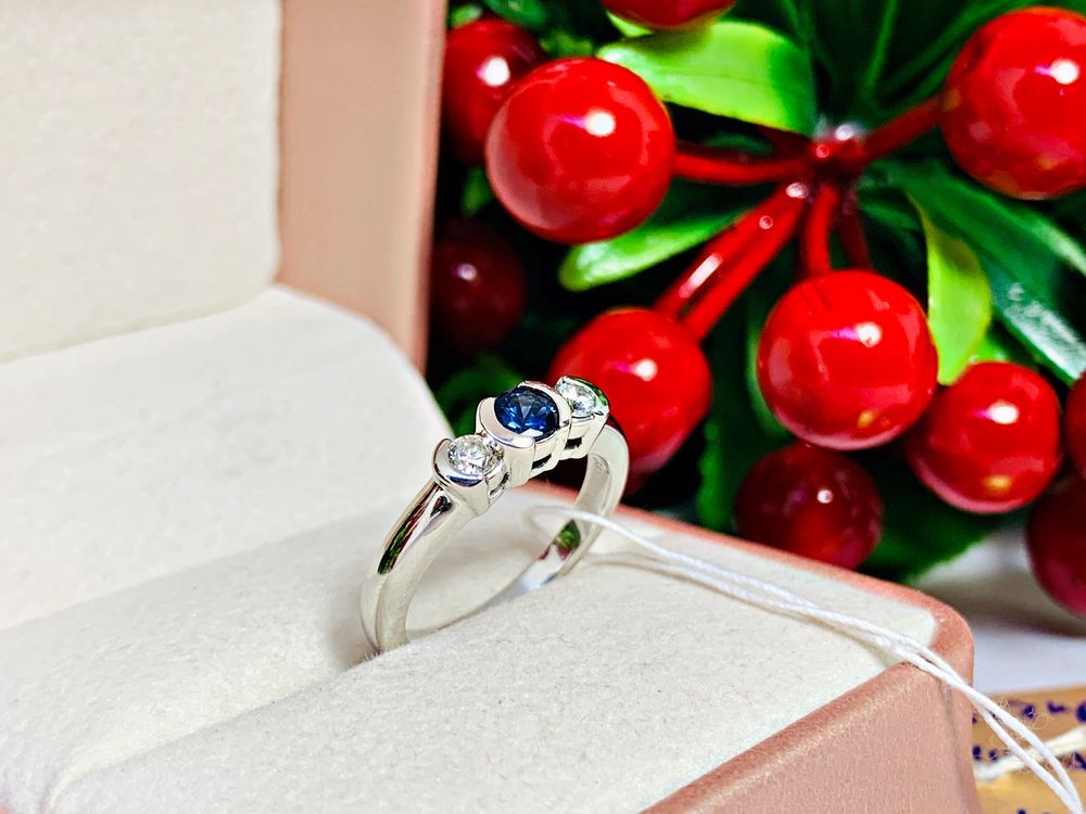 Бриллиантовое кольцо с натуральным камнем посередине – Сапфир