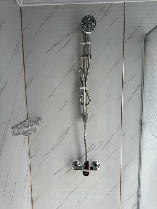 Grup sanitar cu WC și Duș.