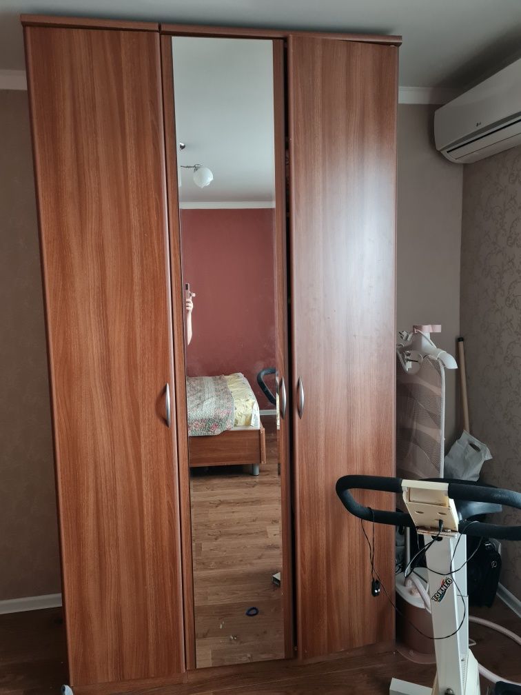 Продам платной шкаф