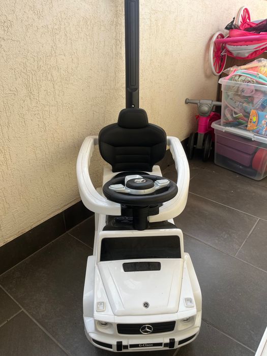 Ride-on кола с дръжка Mercedes