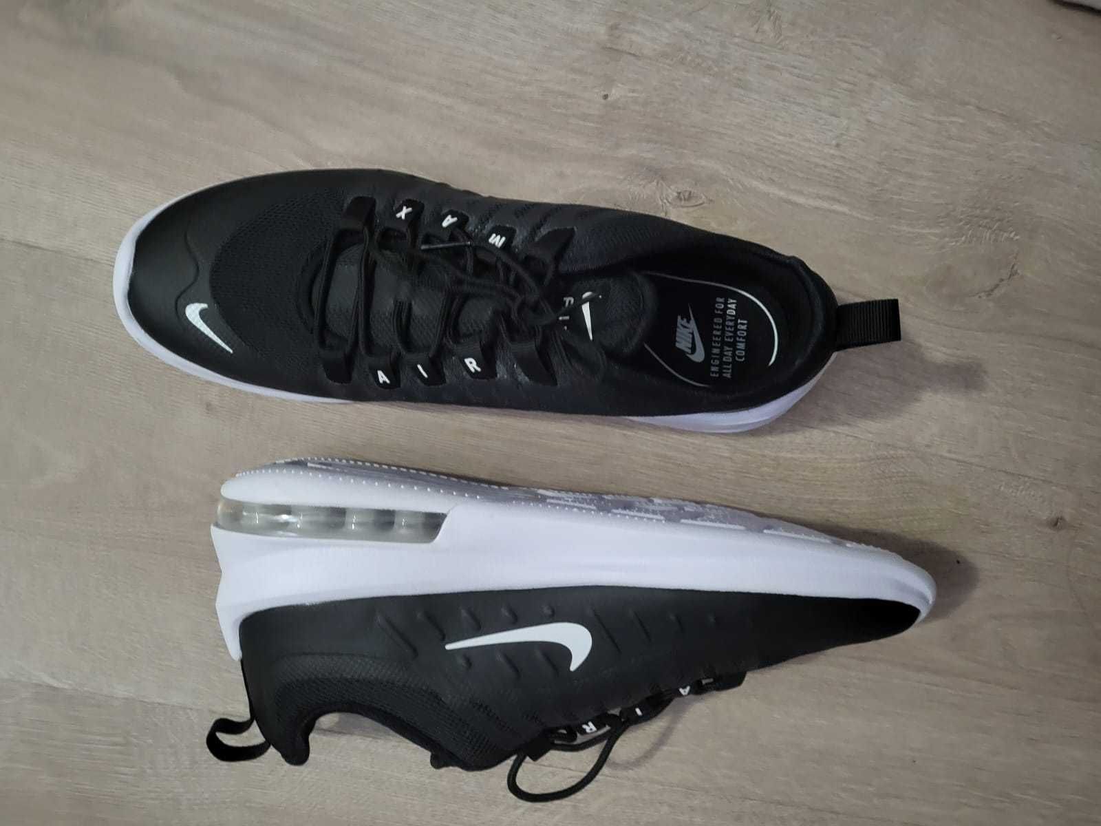 Nike Air Max Axis (black and white)