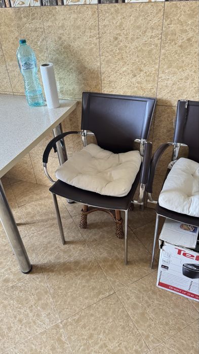 Set masa bucatarie + 3 scaune piele + perne