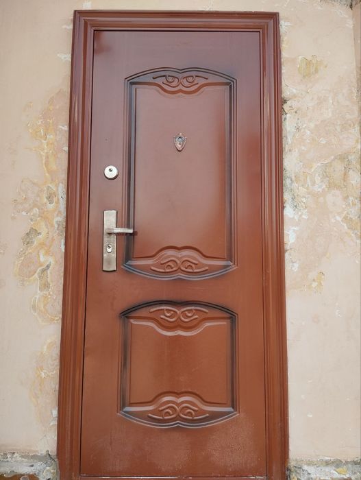 Дверь входная с замком в отличном состоянии