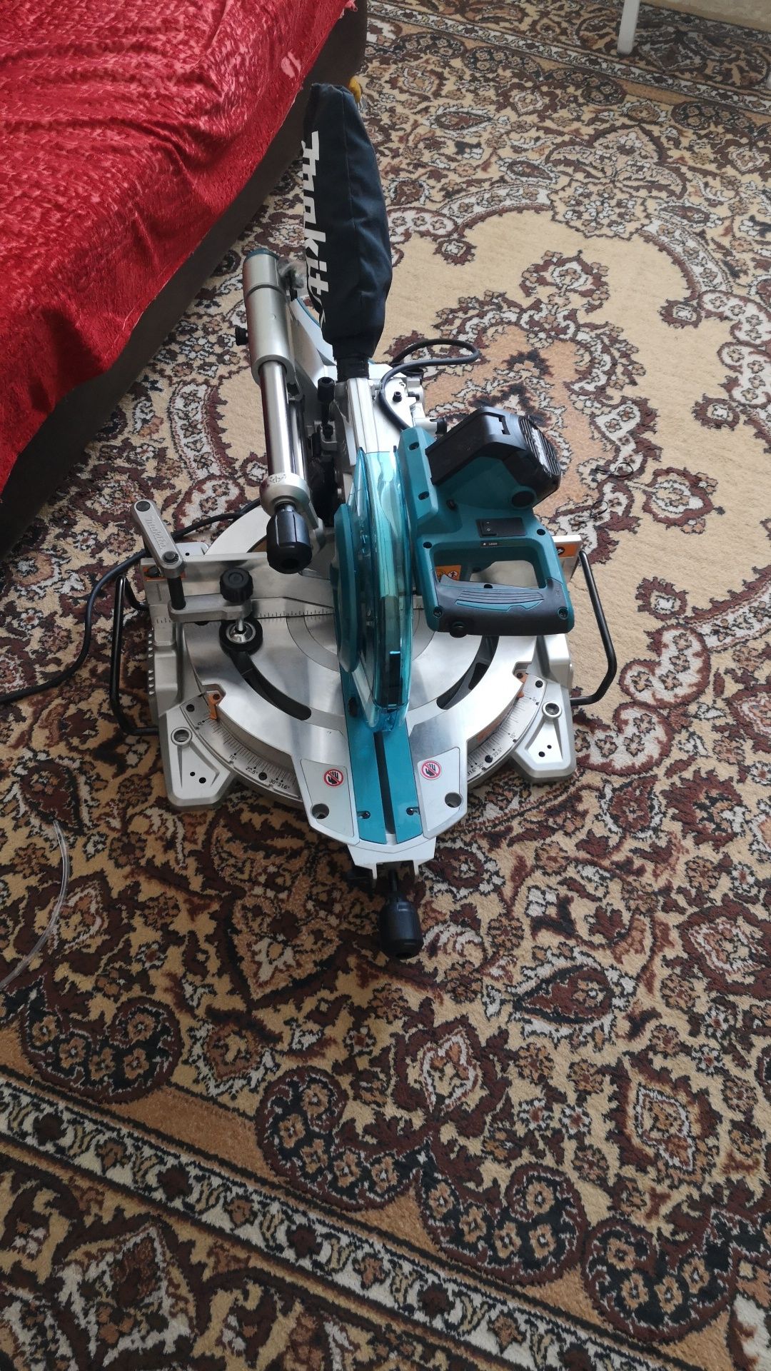 Makita LS1019L торцовочная пила