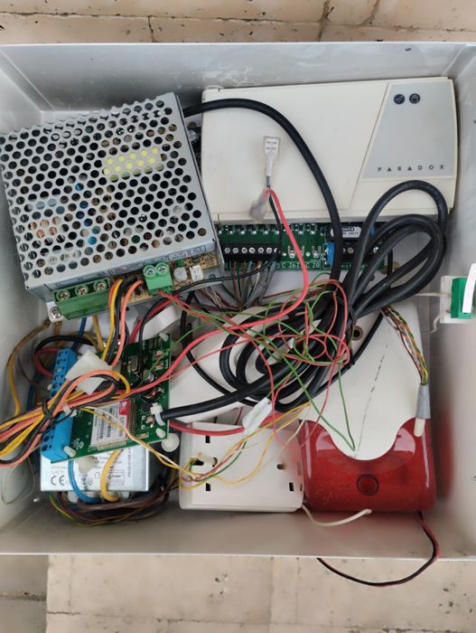 Centrala Paradox cu Comunicator GSM Seka