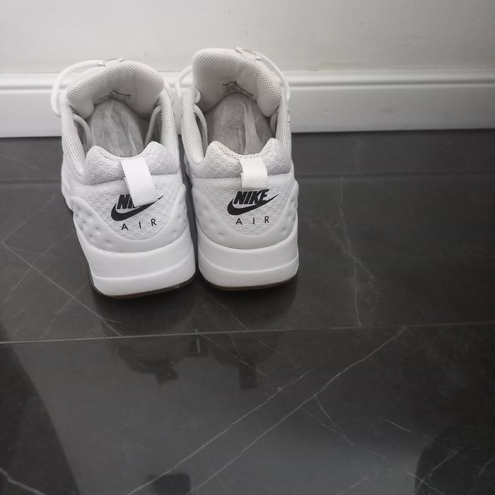 Vând adidasi nike albi