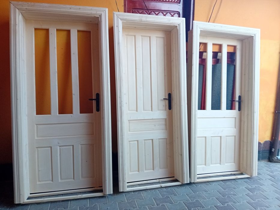 Producător de uși și ferestre din lemn masiv,brad.
