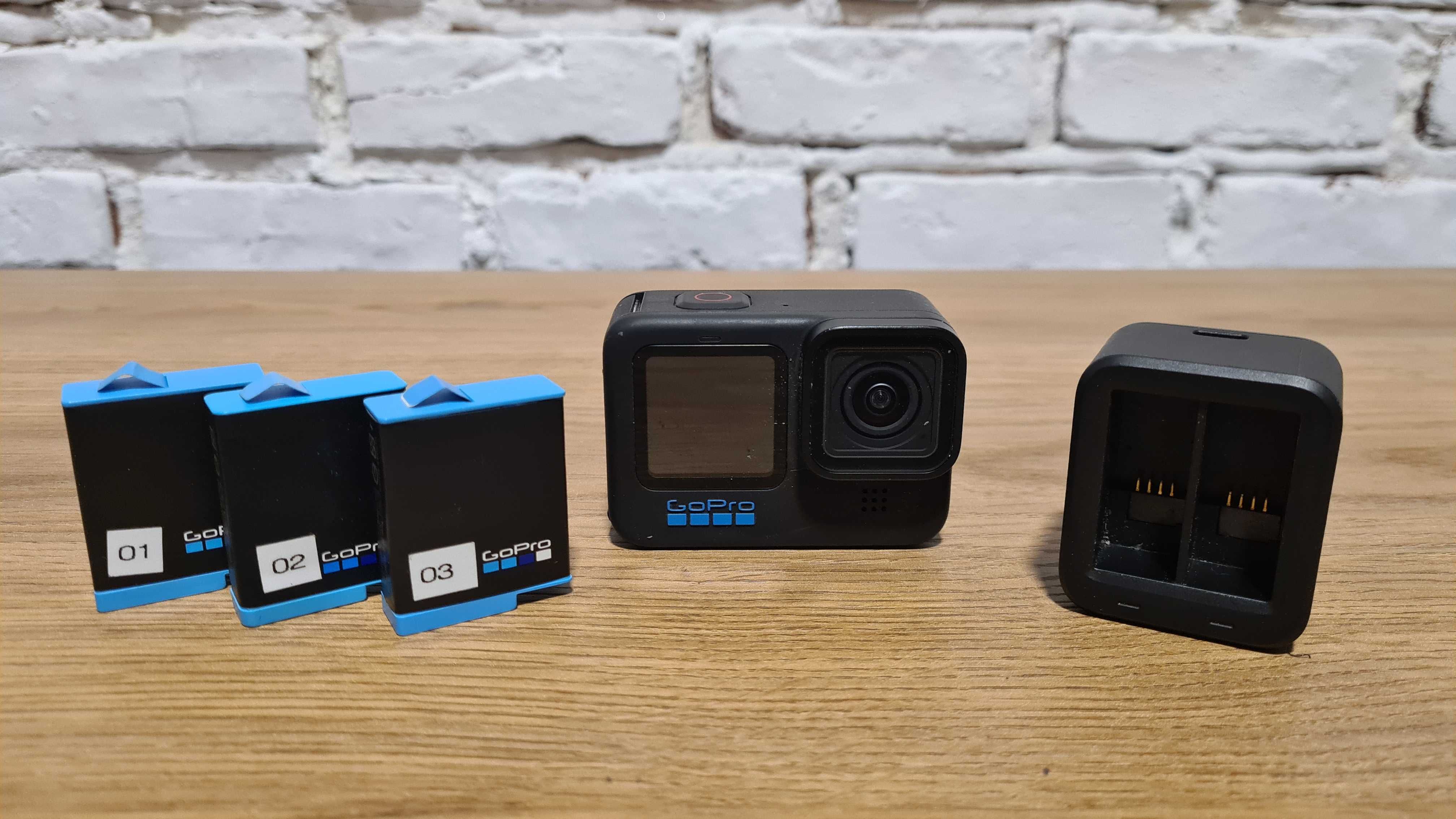 GoPro Hero 10 Black bundle cu 3 baterii si accesorii + Gimbal cadou