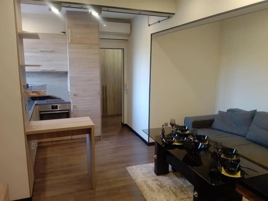 Дава се под наем Двустаен апартамент в София, Изток - 65 кв.м за 990 € - Снимка #1