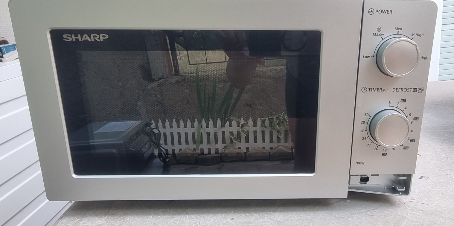 Микровълнова Sharp 18L 700w за части