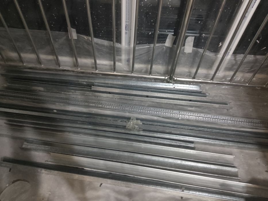 Продаются уголки новые 12 штук и направляющие остатки , за все 5 000 т