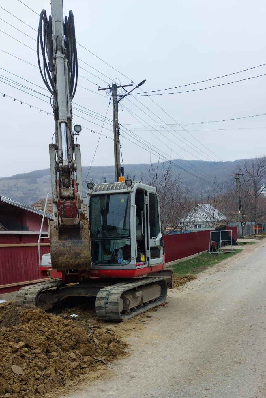 Inchiriez excavatoare si camion cu macara