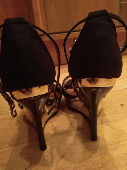 Sandale cu toc ortopedic, negre cu auriu, noi, nepurtate