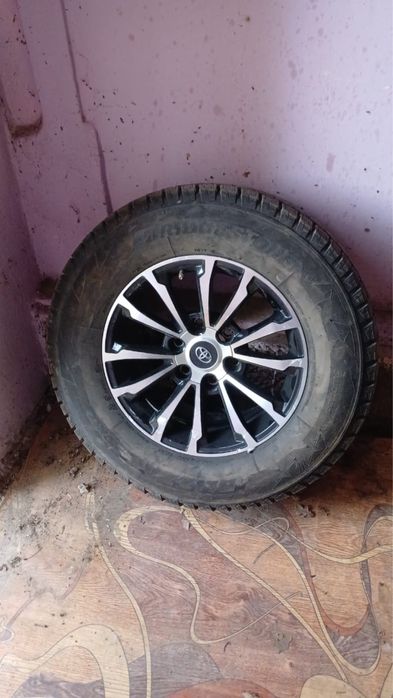 Покрышка с дисками стоял на прадике R17 265/65