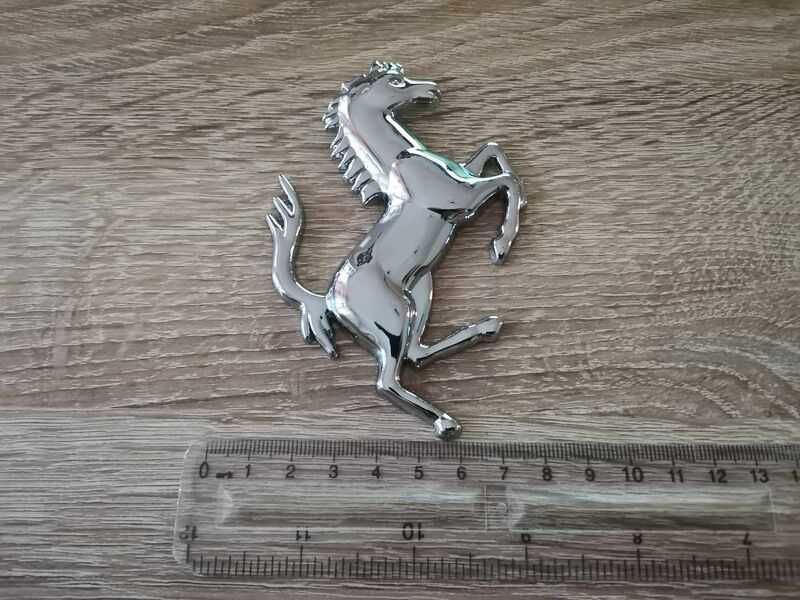 Ferrari конче сребриста емблема дясна