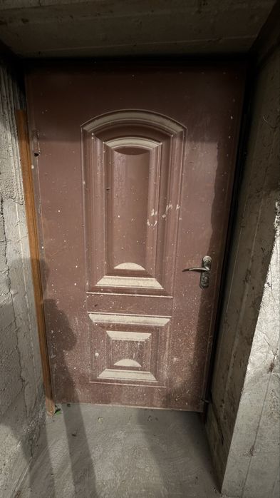 Eshik sotiladi. Xuddi shu eshikdan 4 ta bor. Holati yaxshi chirimagan