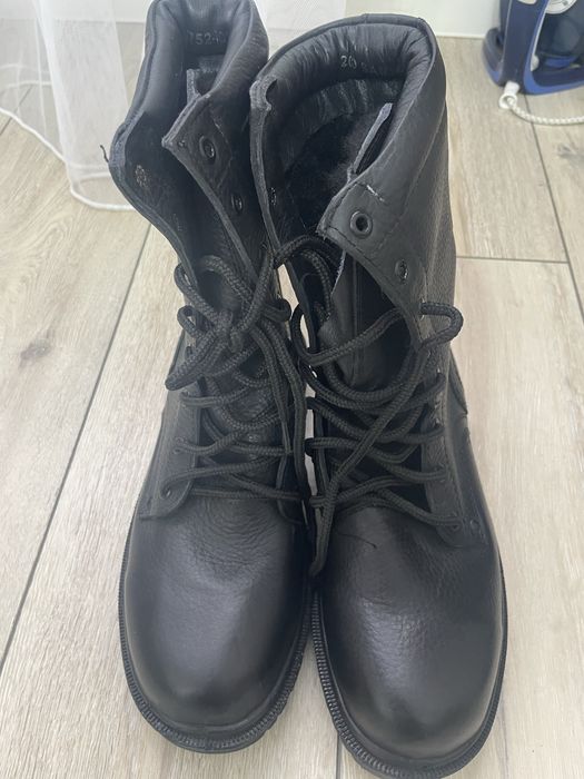 Берцы летние раз 40 зимние 41 раз, бушлат с бр раз 48/3, свитер 42 раз