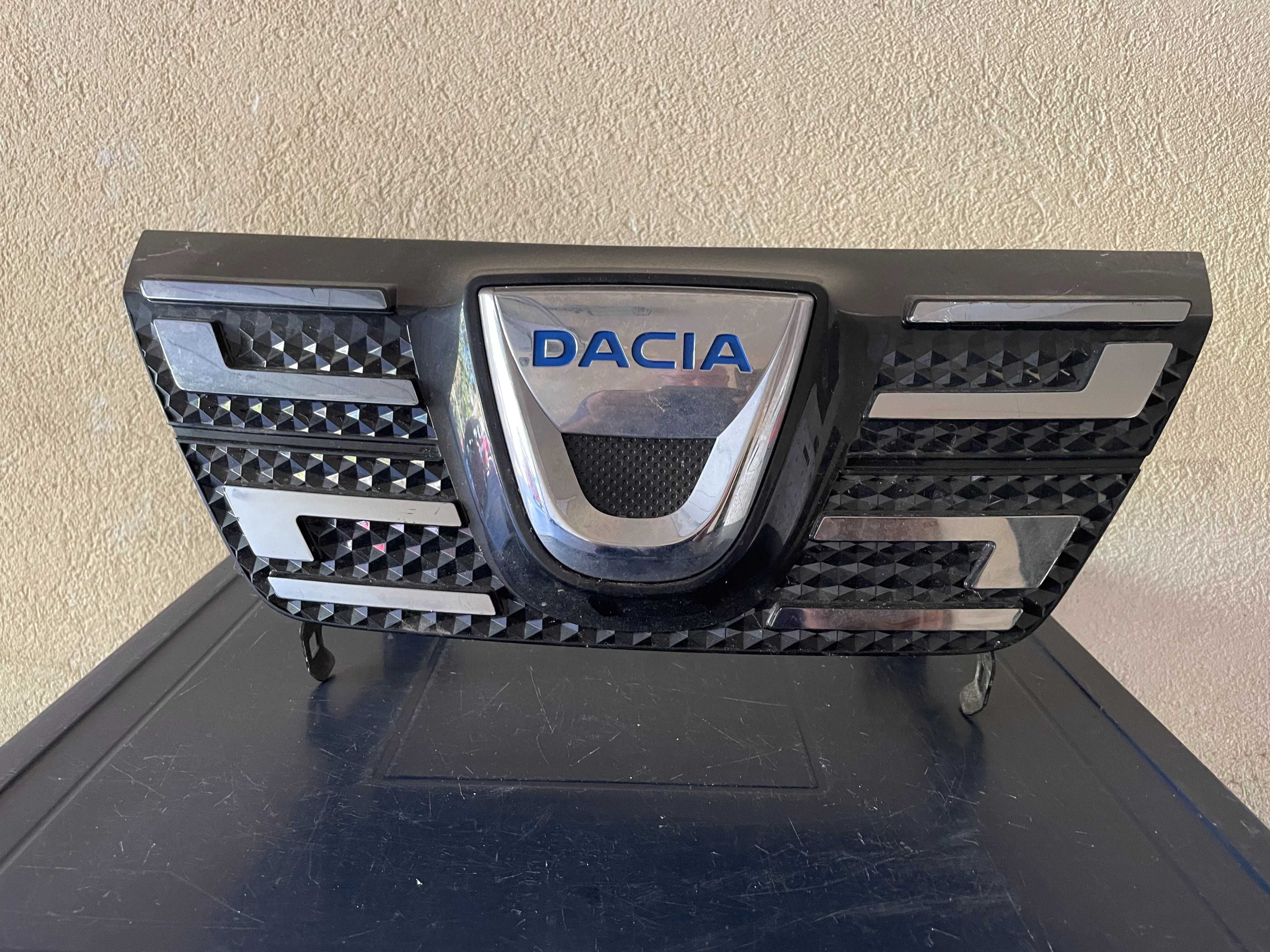 Grila Incarcare  Centrala Cu Emblema Dacia Spring 2021 2022 2023