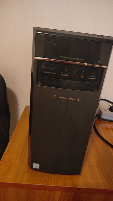 Vând sistem desktop PC Lenovo + tastatura și mause
