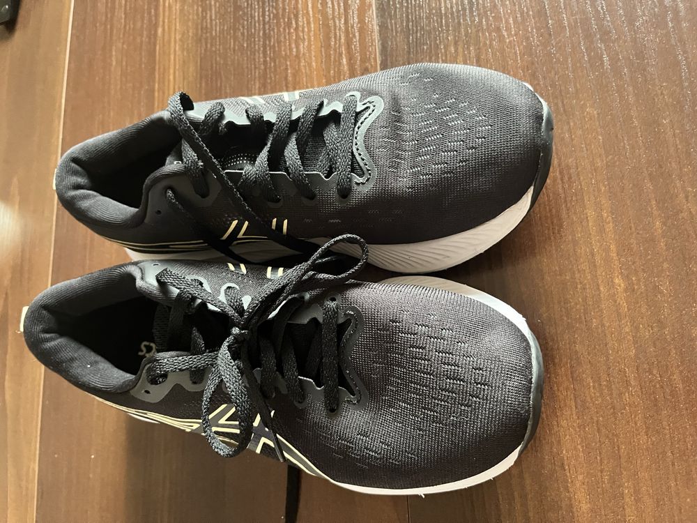 Дамски маратонки Asics 39 номер