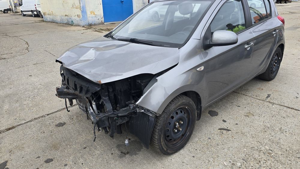 Vând hyundai i20 avariat