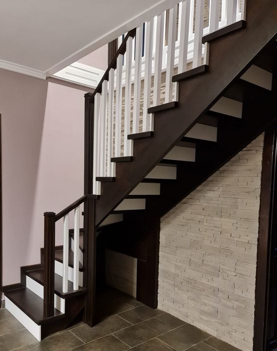 Scară de lemn stratificat