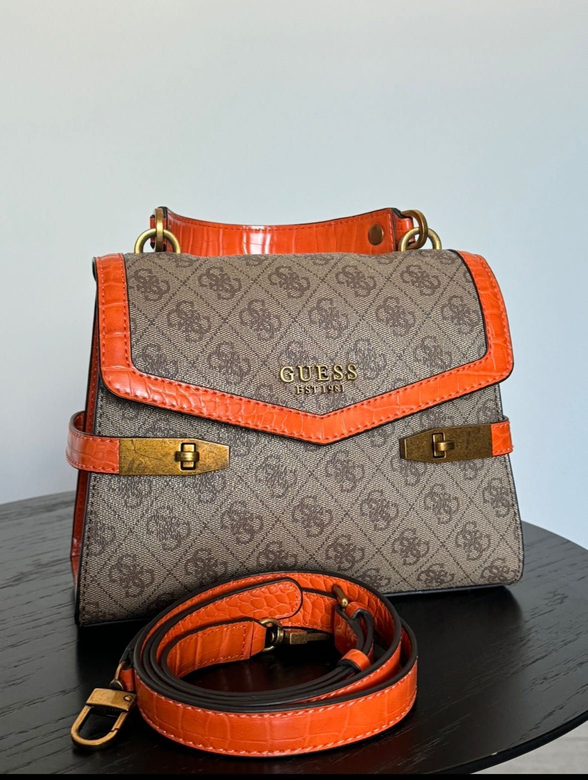 Чанти Guess, различни видове