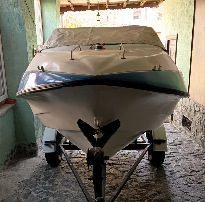 Лодка ELAN Gliser GT402 с колесар