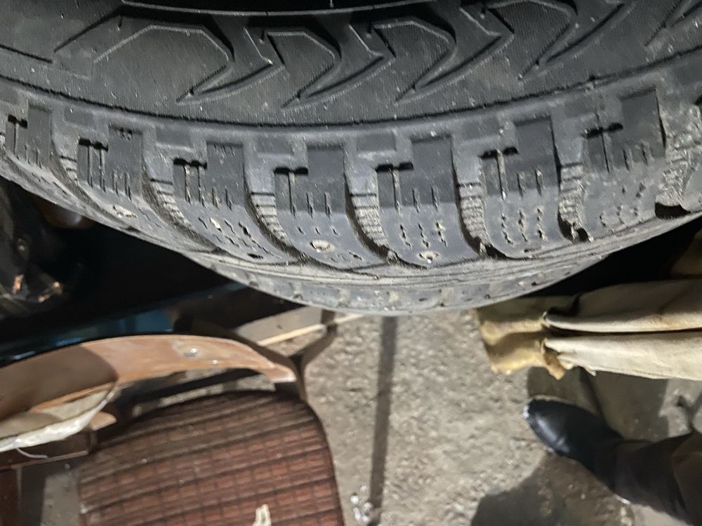 Резина зимняя размер 205/65 R17 б/у два сезона ездили без порезов  …..