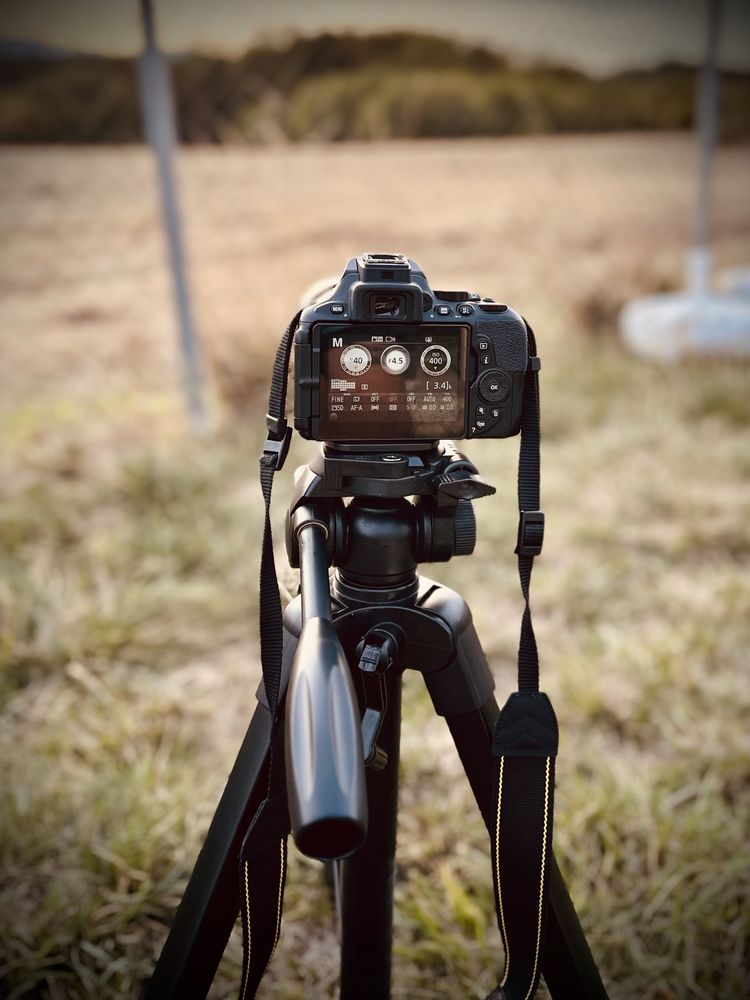 Nikon D5600 с обективи и статив