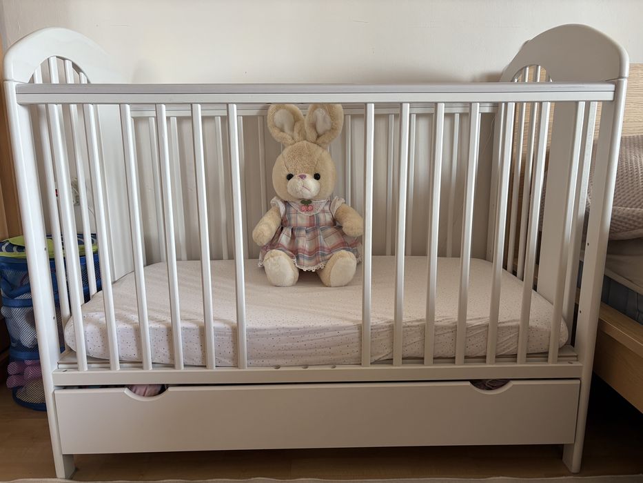 Дървена кошара - мече. Подаряват се матрак, протектори и спално бельо!