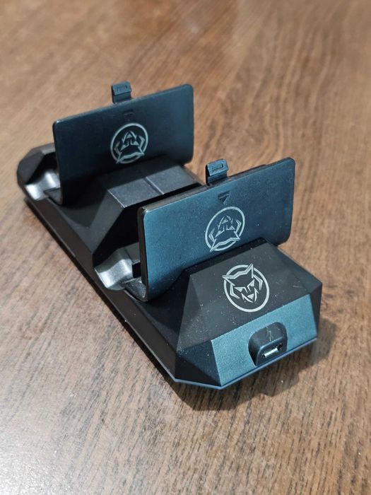 Statie incarcare si 2 acumulatori pentru Controllere Xbox One / One S