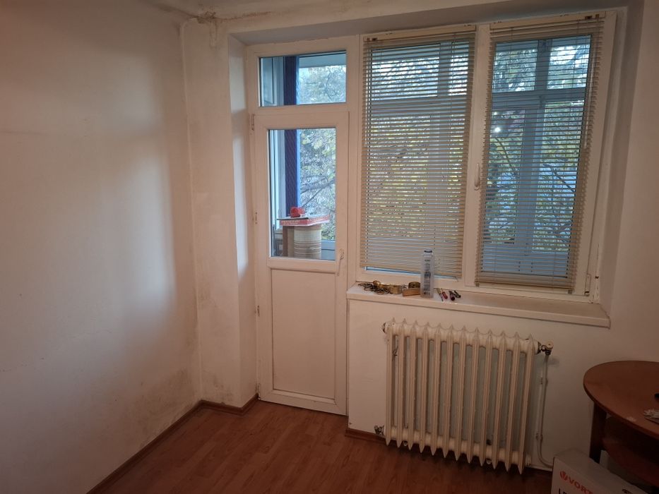 Vând apartament 3 camere, 3/3, șarpantă, boxă, zonă ultracentrală